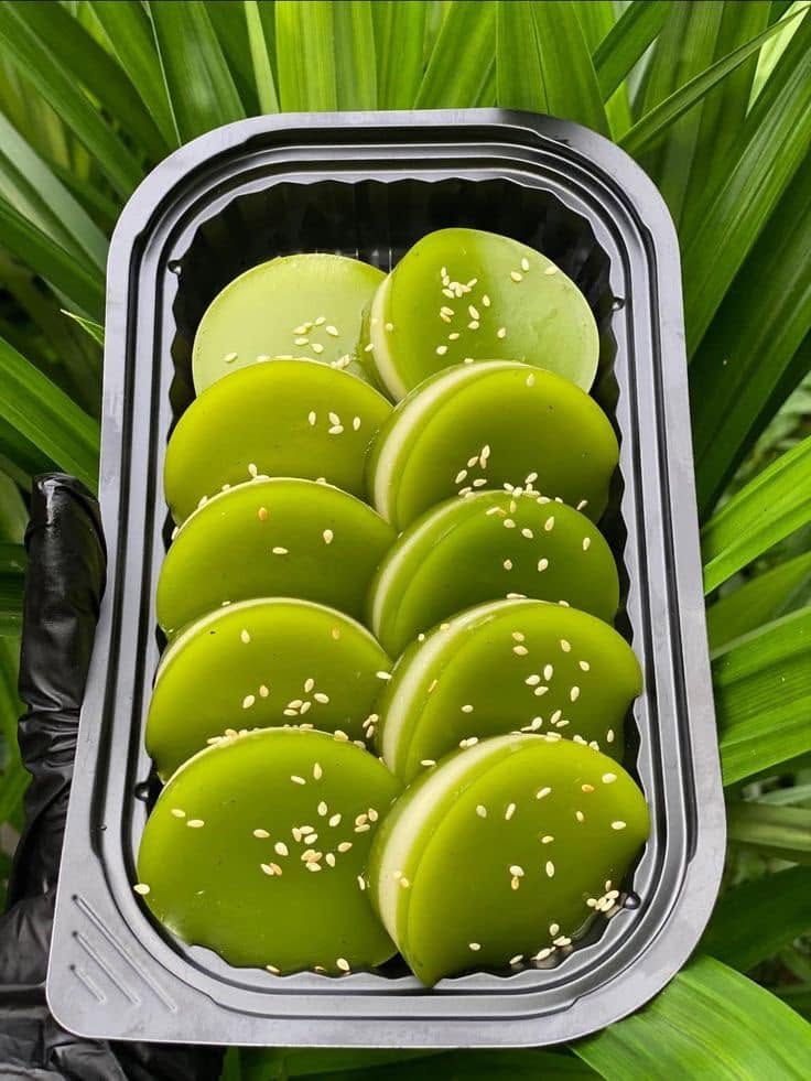 Bánh bò nướng rễ tre lá dứa xanh mướt