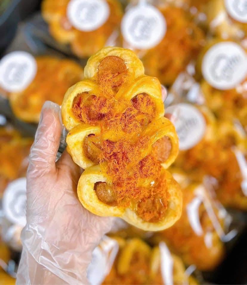Bánh mặn xúc xích phô mai đút lò