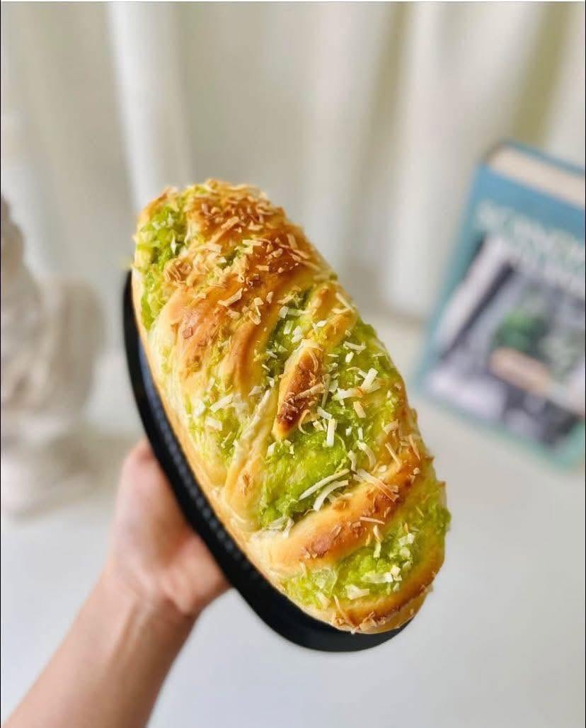 Bánh mì dừa lá dứa nướng than