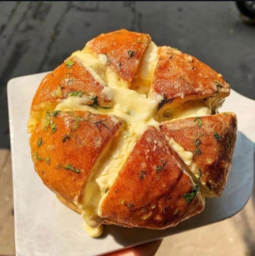 Bánh mì bơ tỏi phô mai chảy